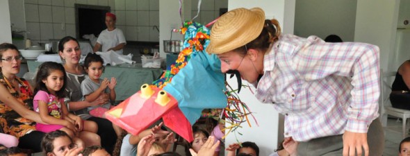 Brincadeira, música e cultura popular brasileira são temas no Domingo é Dia de Teatro