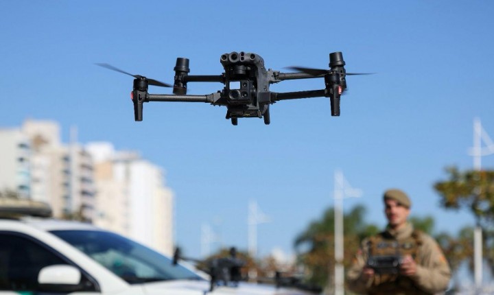 Drone da PMSC flagra foragido em meio ao movimento da orla