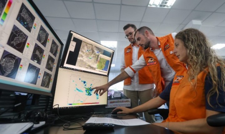 Rede de radioamadores reforça resposta da Defesa Civil em SC