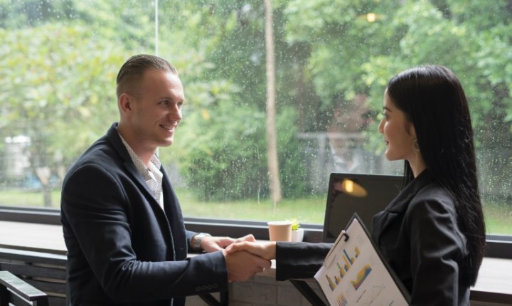 Comércio e serviços concentram 63% das vagas de julho em SC