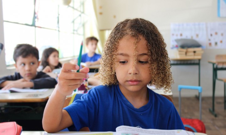 SC lança programas para fortalecer alfabetização e valorizar professores