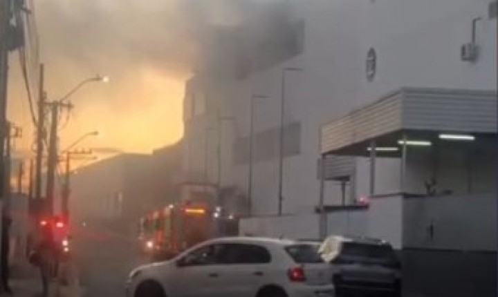 Manhã de tensão com incêndio em shopping de Palhoça