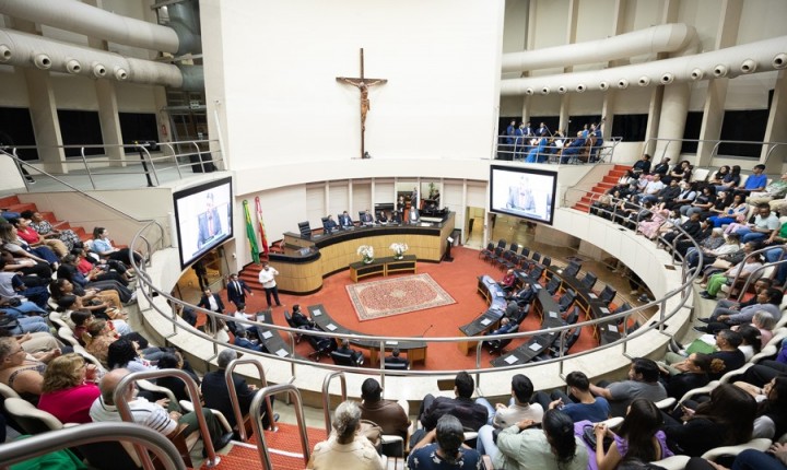 Sessão na Alesc expõe críticas à CNH, saúde e gastos públicos