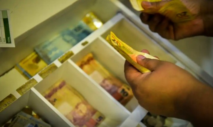 Décimo terceiro injeta bilhões e impulsiona fim de ano