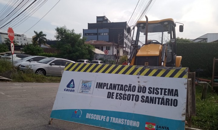 Obras de esgotamento sanitário interditam servidão no Cacupé