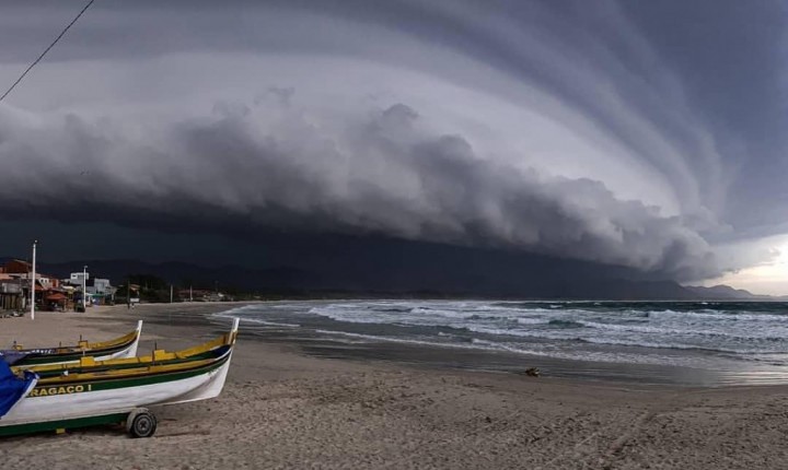 Maré alta e ventos colocam litoral em alerta