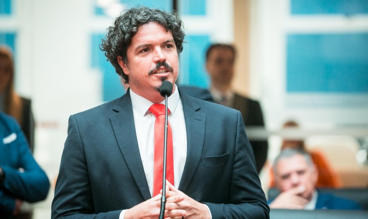 Deputado contesta fim das cotas e entra na Justiça