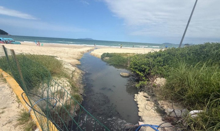 Praia de Palmas segue imprópria e gera denúncias