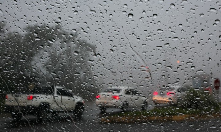 Frente fria chega e traz chuva volumosa