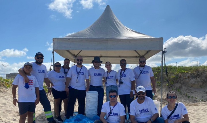 Voluntários retiram 20kg de lixo em praia de SC