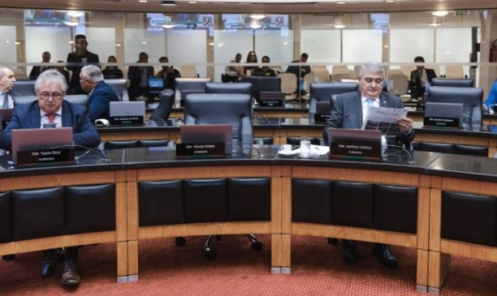 Críticas ao STF marcam sessão na Alesc