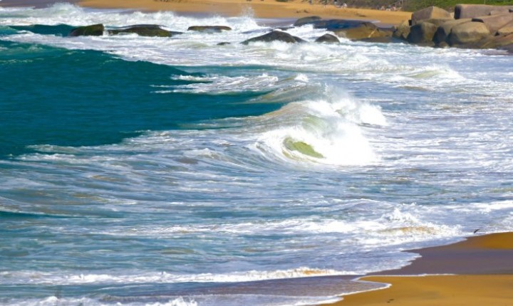 Ciclone mantém ventos fortes e mar agitado em SC