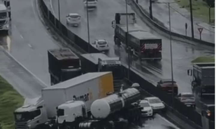 Acidente causa interdição total da BR 101