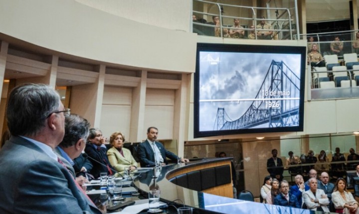 Ponte Hercílio Luz ganha homenagem em SC