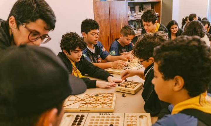 Brincadeiras africanas ganham versão acessível em SC