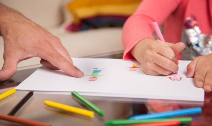 Cuidotecas acolhem filhos durante aulas da EJA em SC