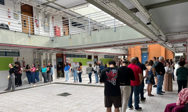 Filas caem pela metade durante votação em SC
