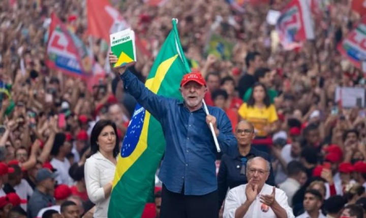 Presidente Lula é reeleito em virada histórica