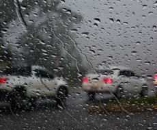 Frente fria mantém chuva e temporais em SC
