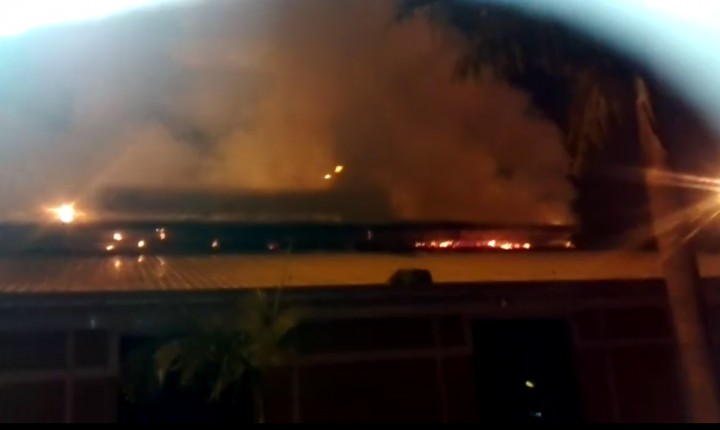 Incêndio atinge estrutura do camelódromo de Florianópolis