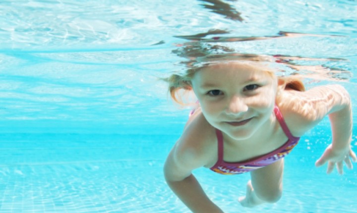 Udesc abre inscrições para minicurso gratuito de natação infantil em Florianópolis