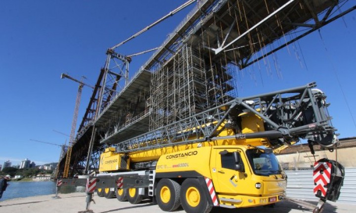 Ponte Hercílio Luz recebe equipamento para montagem da última grua