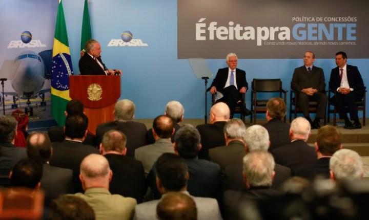  Colombo assina concessão do aeroporto de Florianópolis para empresa suíça