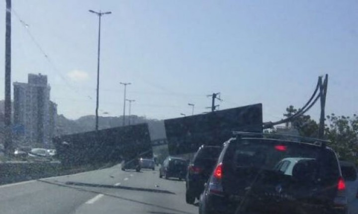 Placa de sinalização é derrubada pelo vento na Via Expressa em Florianópolis