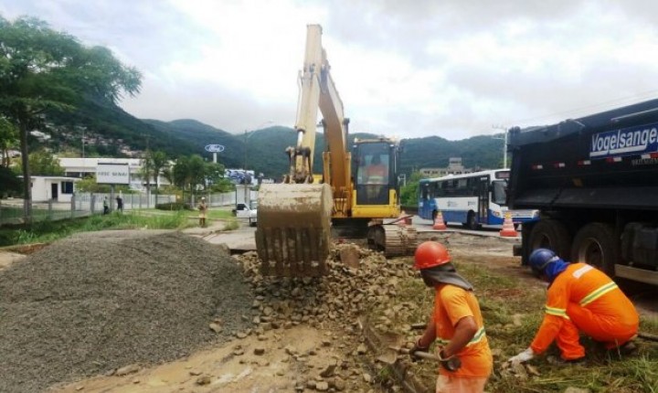 Recuperação das estradas danificadas pela chuva é realizada pelo Deinfra