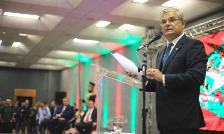 Eduardo Pinho Moreira assume Governo do Estado de Santa Catarina