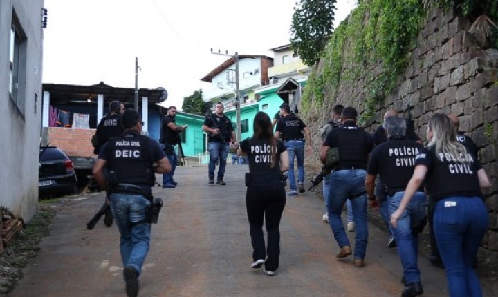 Operação da Polícia Civil resulta em oito prisões no Morro do Caju, em Florianópolis