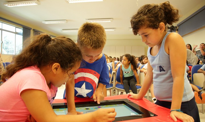 Prefeitura entrega nas escolas jogos digitais que interagem com estudantes com deficiências