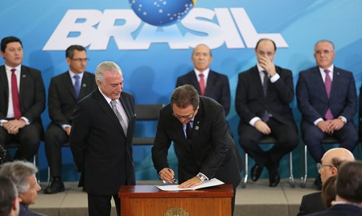 Catarinense Vinicius Lummertz assume Ministério do Turismo