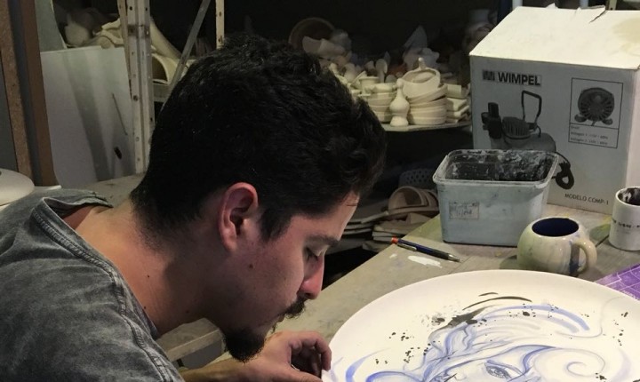 Artista manezinho une arte urbana com cerâmica
