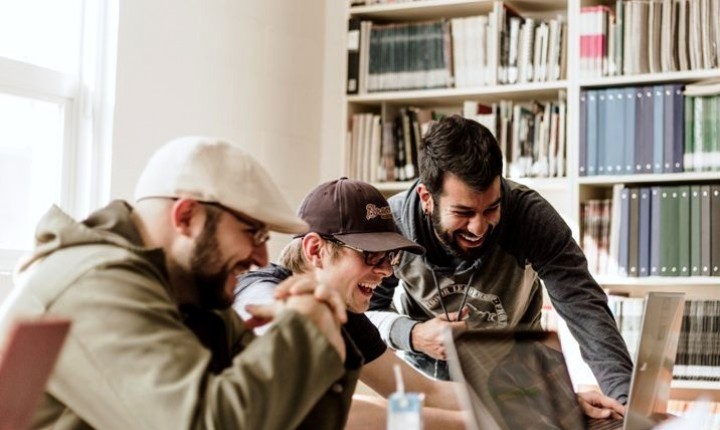 Site oferece 7.700 bolsas de estudo ainda para este 2º semestre em 49 faculdades de SC