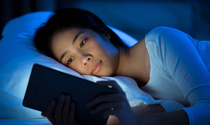 Luz azul do smartphone não cega, mas é bom evitar exposição exagerada