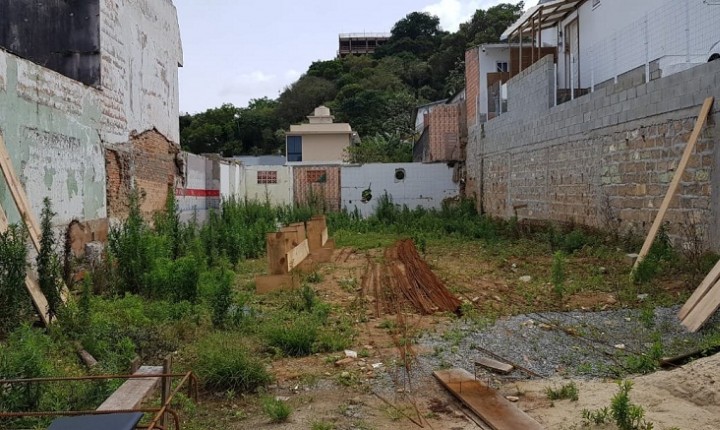 Mutirão de limpeza marca o início da implantação da Praça da Criança, no Centro de Florianópolis