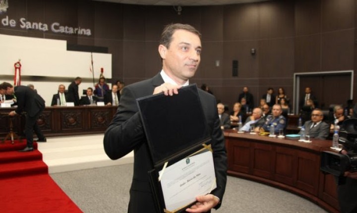 Governador Moisés e vice Daniela Reinehr são diplomados em cerimônia na noite dessa terça-feira
