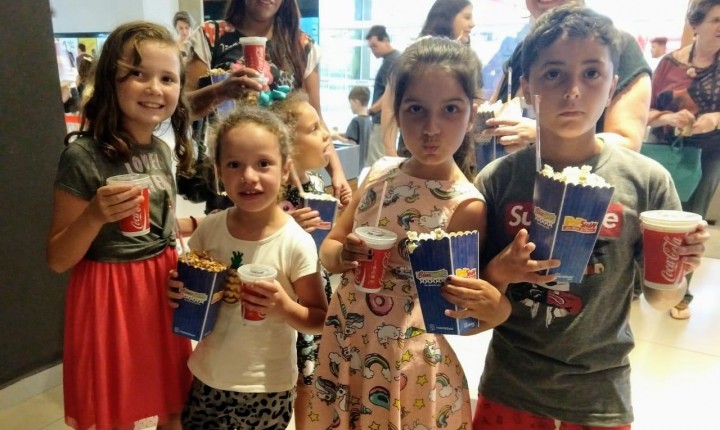 Crianças atendidas pelo Instituto Vilson Groh participam de sessão especial de cinema