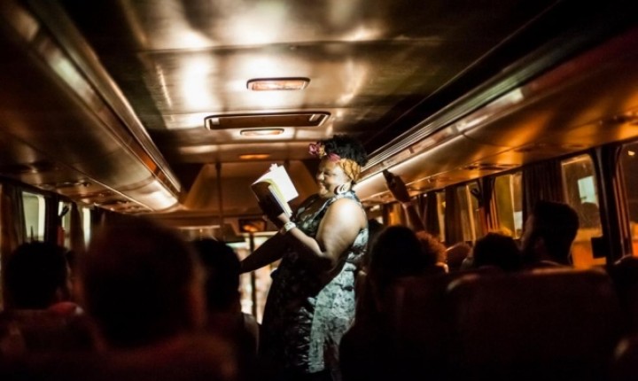 Espetáculo Entrepartidas aborda as relações humanas e o encontro com a cidade em uma viagem de ônibus por Florianópolis
