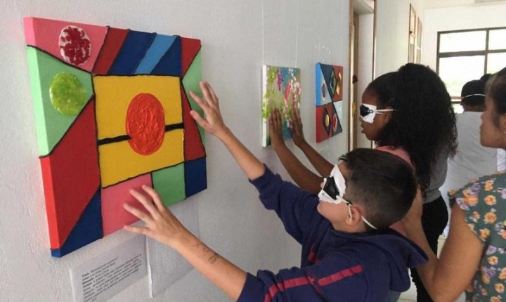 Projeto leva estudantes para vivenciarem realidade dos cegos