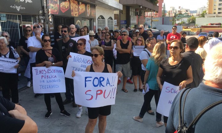 Manifestação questionando terrenos de marinha na Trindade reuniu 110 moradores