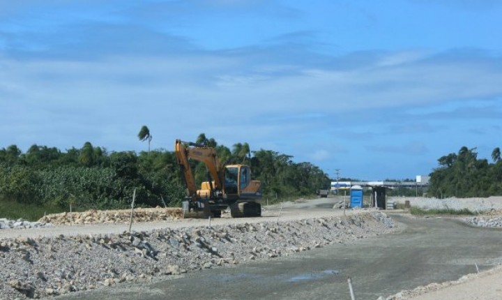 Governador Moisés visita obras de acesso ao aeroporto no Sul da Ilha 