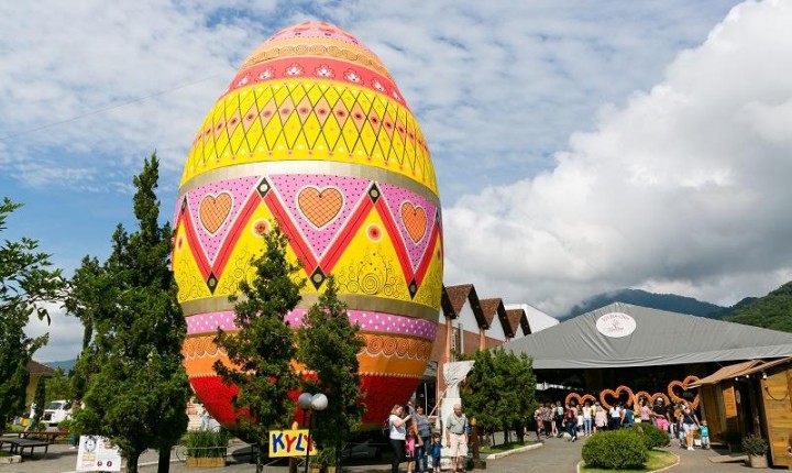 Recorde de público: 11ª Osterfest, em Pomerode (SC), registra 250 mil visitantes e se consolida como maior evento de Páscoa do país