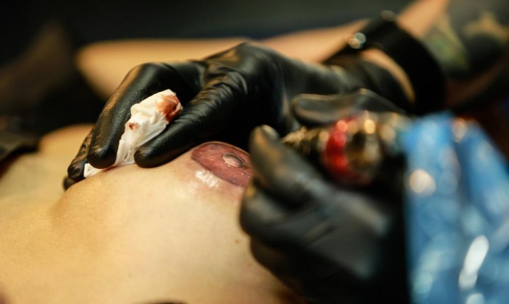 Tatuador redesenha gratuitamente aréolas de mulheres que venceram o Câncer de Mama