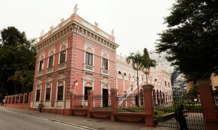 Palácio Cruz e Sousa recebe aula gratuita de yoga com professor indiano