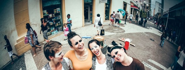 Grupo da capital se apresenta durante a Copa 