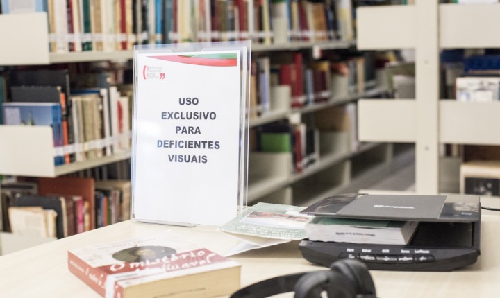 Biblioteca Pública de SC oferece scanner que faz leitura de livros para deficientes visuais