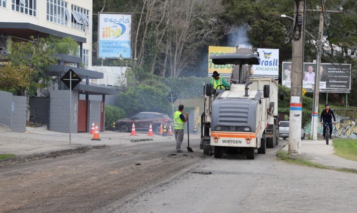 Via no bairro Córrego Grande recebe Operação Asfaltaço