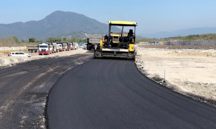 Pistas da obra do Acesso ao Sul da Ilha são pavimentadas